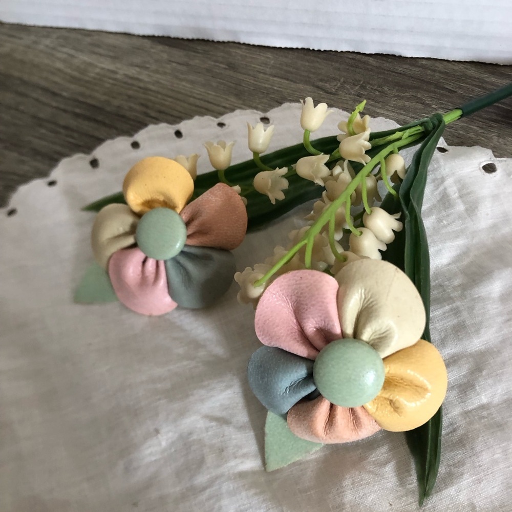 Vtg Pastel Floral Leather Shoe Clips
